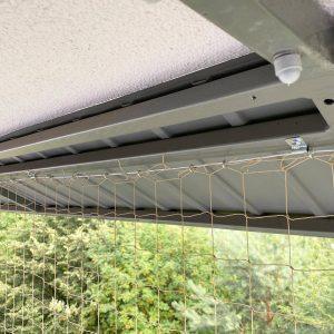 Jak zamontować siatkę na balkonie z daszkiem